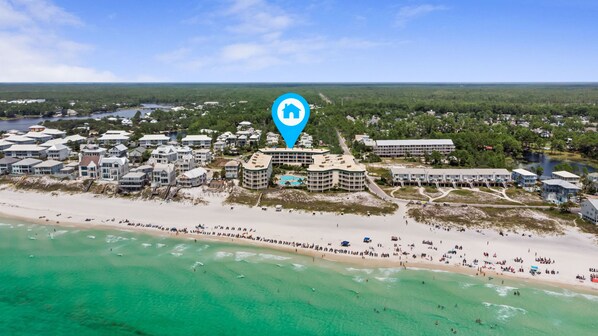 Una località balneare con alloggi fronte spiaggia, piscina e accesso diretto alla spiaggia.