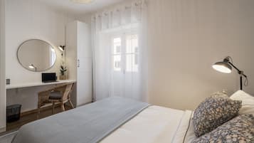 1 dormitorio, tabla de planchar con plancha, wifi y ropa de cama