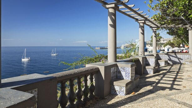 A seaside view with a pergola, stone steps, and a clear blue sky. - In the Funchal Old Town, near beach - Casa Caetano (Funchal)