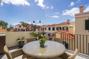 Outdoor dining - In the Funchal Old Town, near beach - Casa Caetano (Funchal)