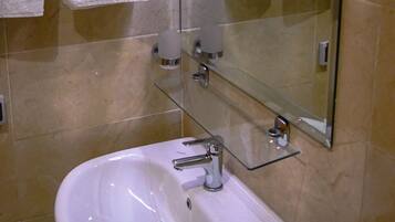 Douche, douche à « effet pluie », serviettes fournies