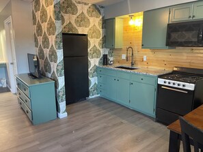 Jääkaappi, mikroaaltouuni, uuni, liesi