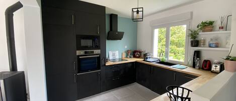 Réfrigérateur, micro-ondes, four, plaque de cuisson