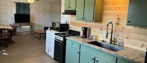 Micro-ondes, four, plaque de cuisson, cafetiĂšre/bouilloire