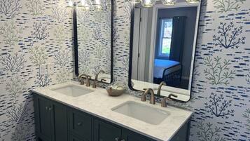 Douche, serviettes fournies, shampoing, papier toilette