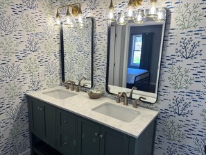 Douche, serviettes fournies, shampoing, papier toilette