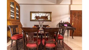 Dining - Bright Luxury 80m² Apt in Athens Center / High-Speed Fiber Internet /up to 6pers (Athens)