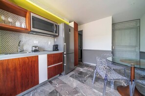 Réfrigérateur, four à micro-ondes, un four, surface de cuisson
