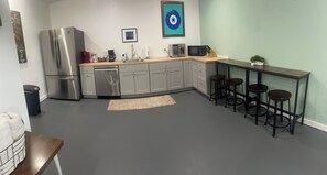 Réfrigérateur, micro-ondes, four, lave-vaisselle