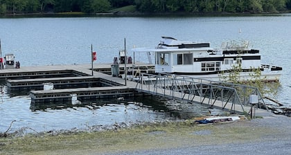 House on Lake Barkley in a marina