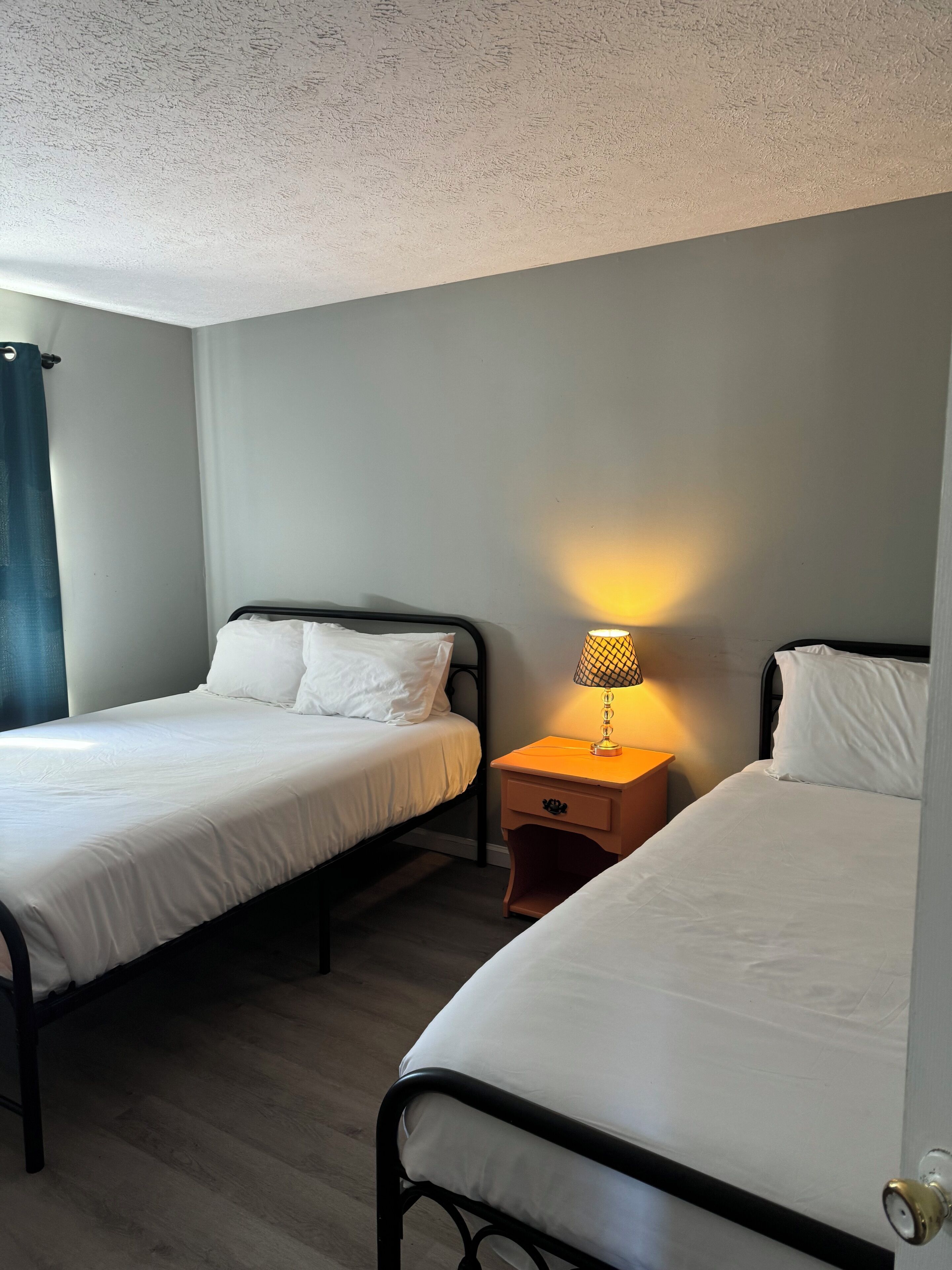 2 室のベッドルーム、WiFi (無料)、ベッドシーツ