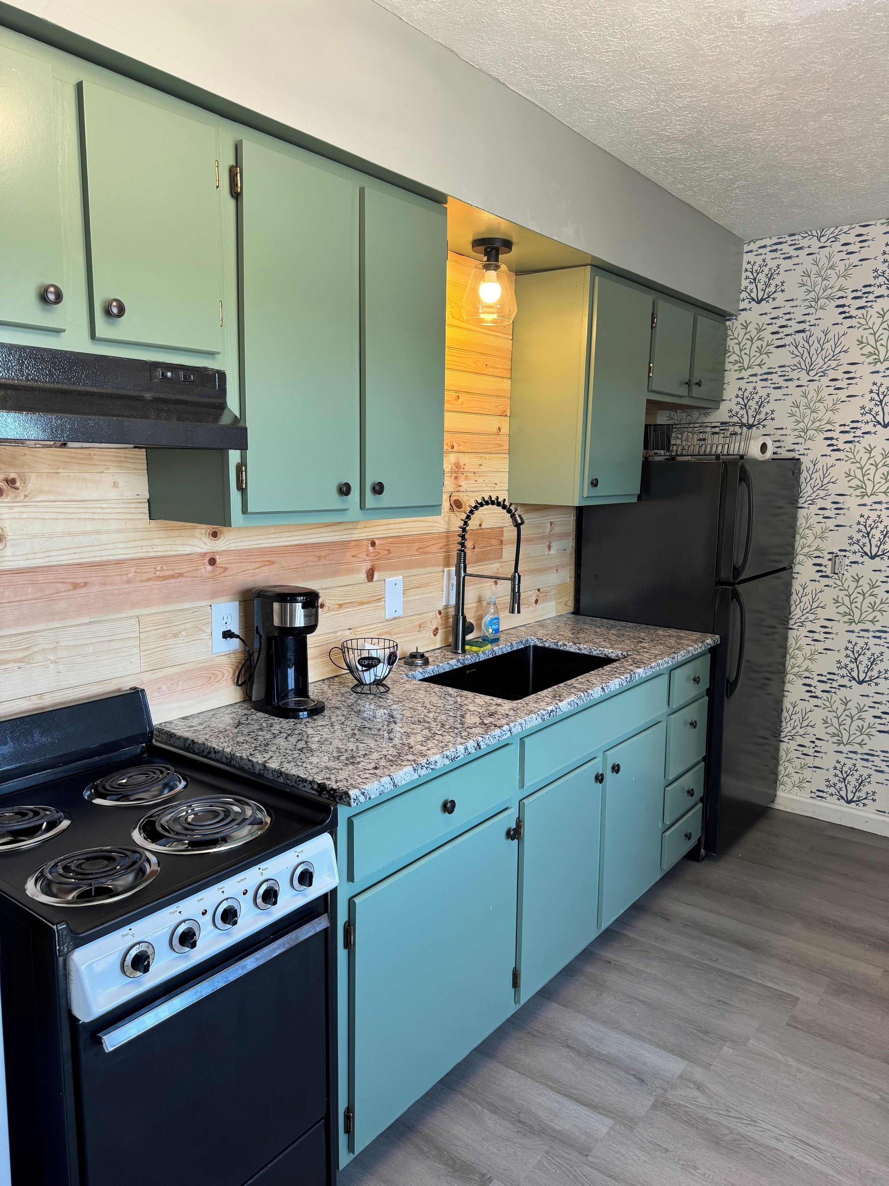 Réfrigérateur, micro-ondes, four, plaque de cuisson