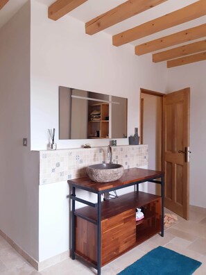 Een bad, handdoeken, toiletpapier