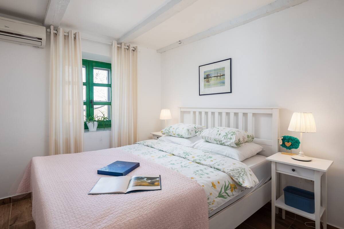 Cubrecamas, decoración personalizada y muebles diferentes