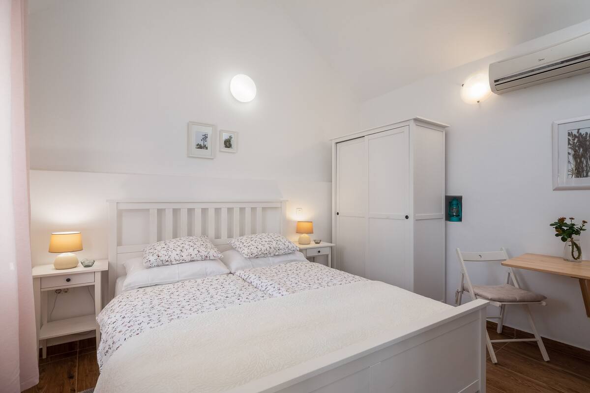 Cubrecamas, decoración personalizada y muebles diferentes