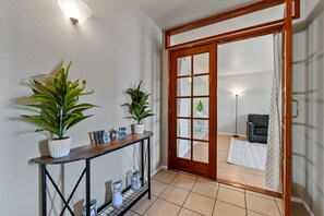 3 habitaciones, escritorio, tabla de planchar con plancha y wifi gratis