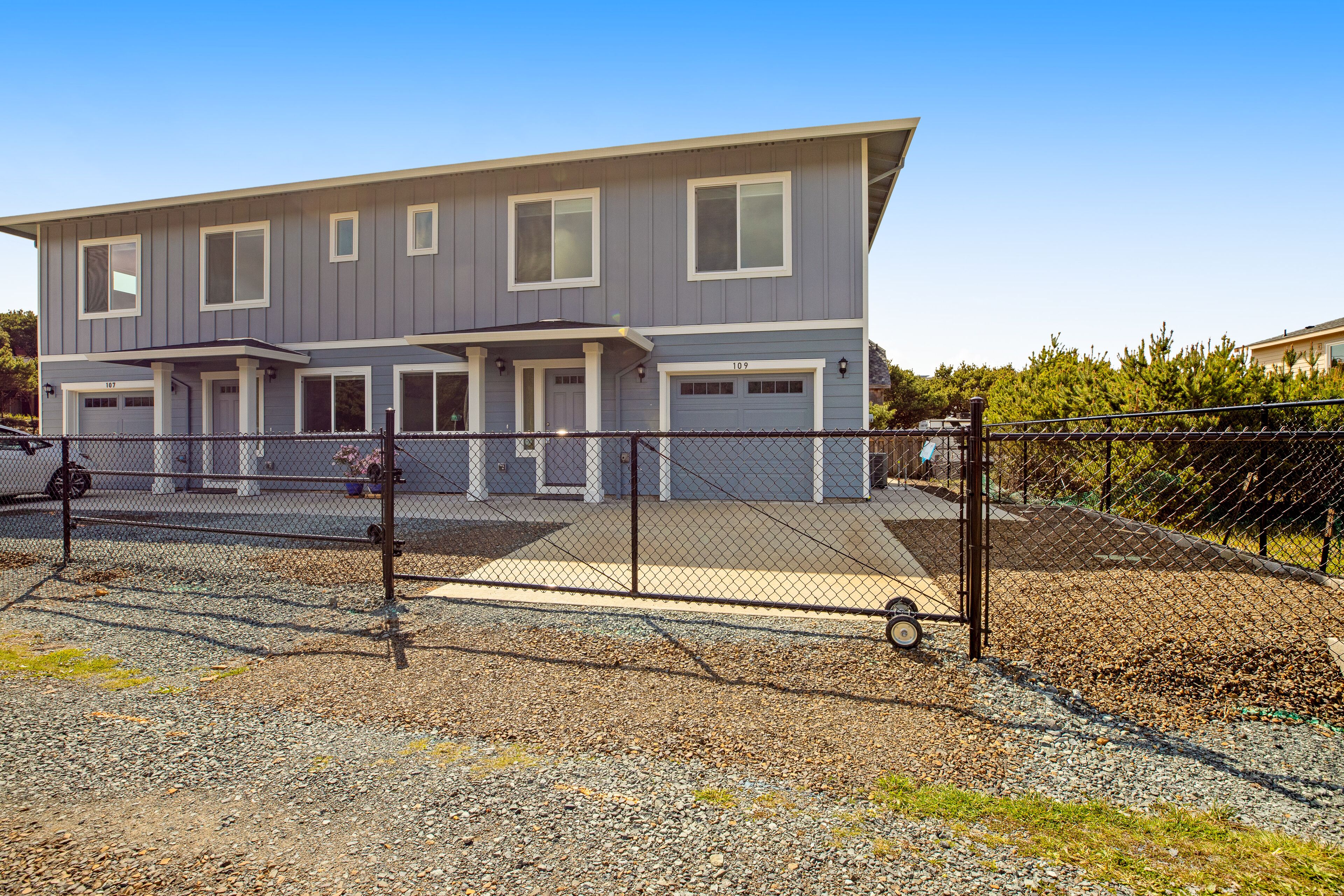 Wonderful duplex with central AC, 2 washer/dryers, 1 minute walk to beach