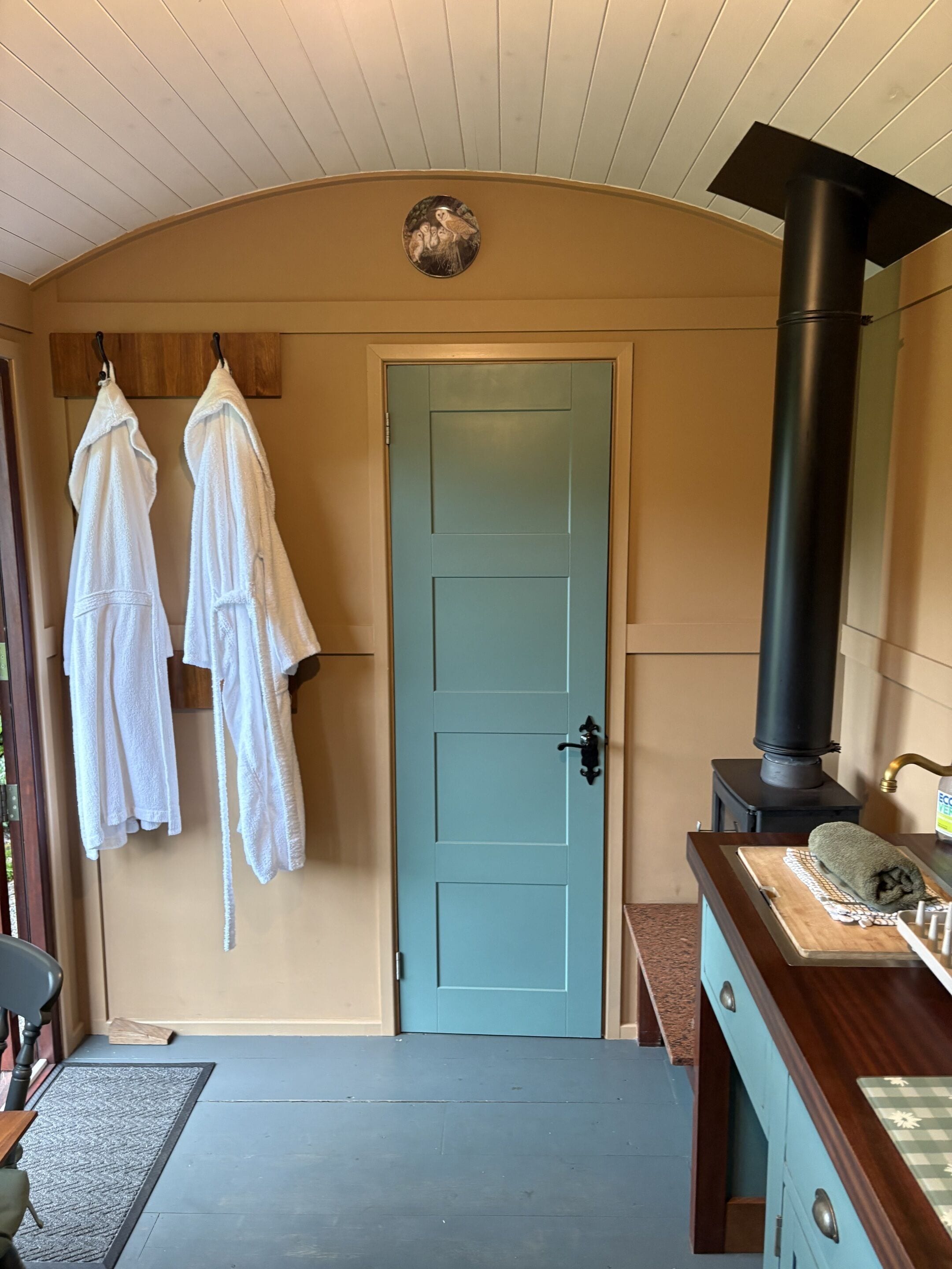 Classic Room, Private Bathroom, Lake View | Interior