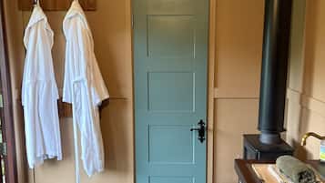 Classic Room, Private Bathroom, Lake View | Interior