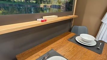 Deluxe Room, Private Bathroom (Hut 3 New for April 2025) | Restaurant