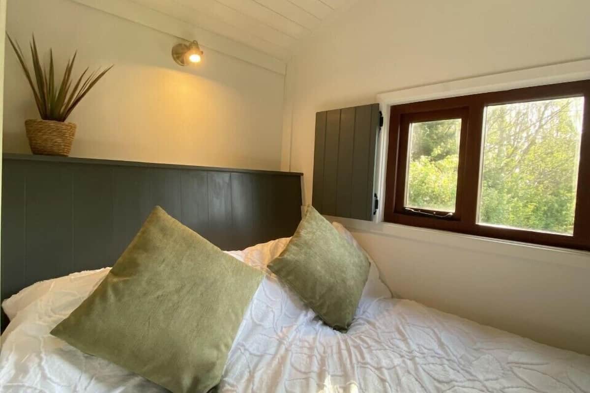 Deluxe Room, Private Bathroom, Lake View | Interior