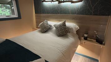 Deluxe Room, Private Bathroom, Lake View | 1 bedroom