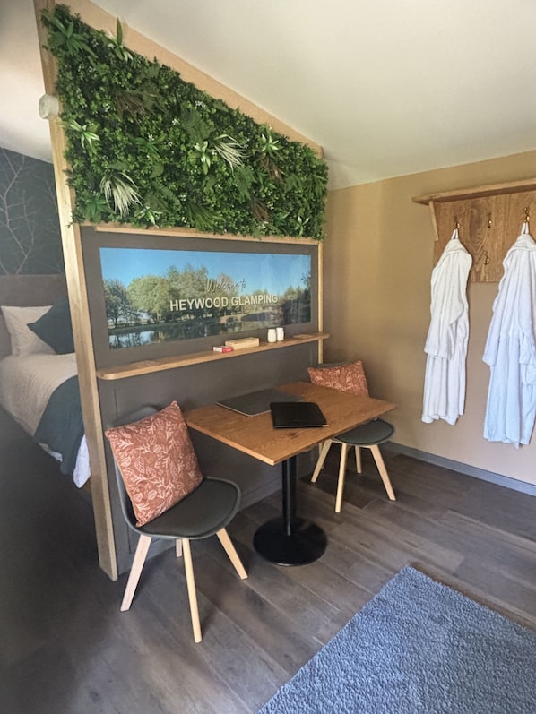 Deluxe Room, Private Bathroom (Hut 3 New for April 2025) | Dining