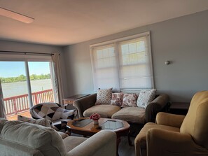 Smart TV, fireplace - Peace & Tranquile waterfront home, Colonial Beach (Colonial Beach)