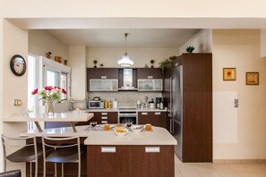 Kühlschrank, Mikrowelle, Ofen, Geschirrspüler