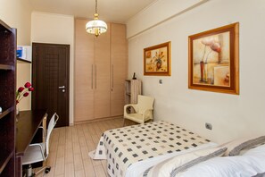 2 bedrooms, in-room safe, desk, iron/ironing board