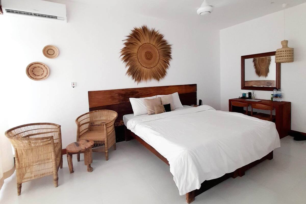 In-room safe, bed sheets