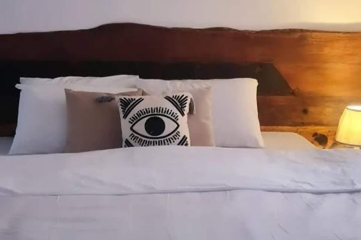 In-room safe, bed sheets