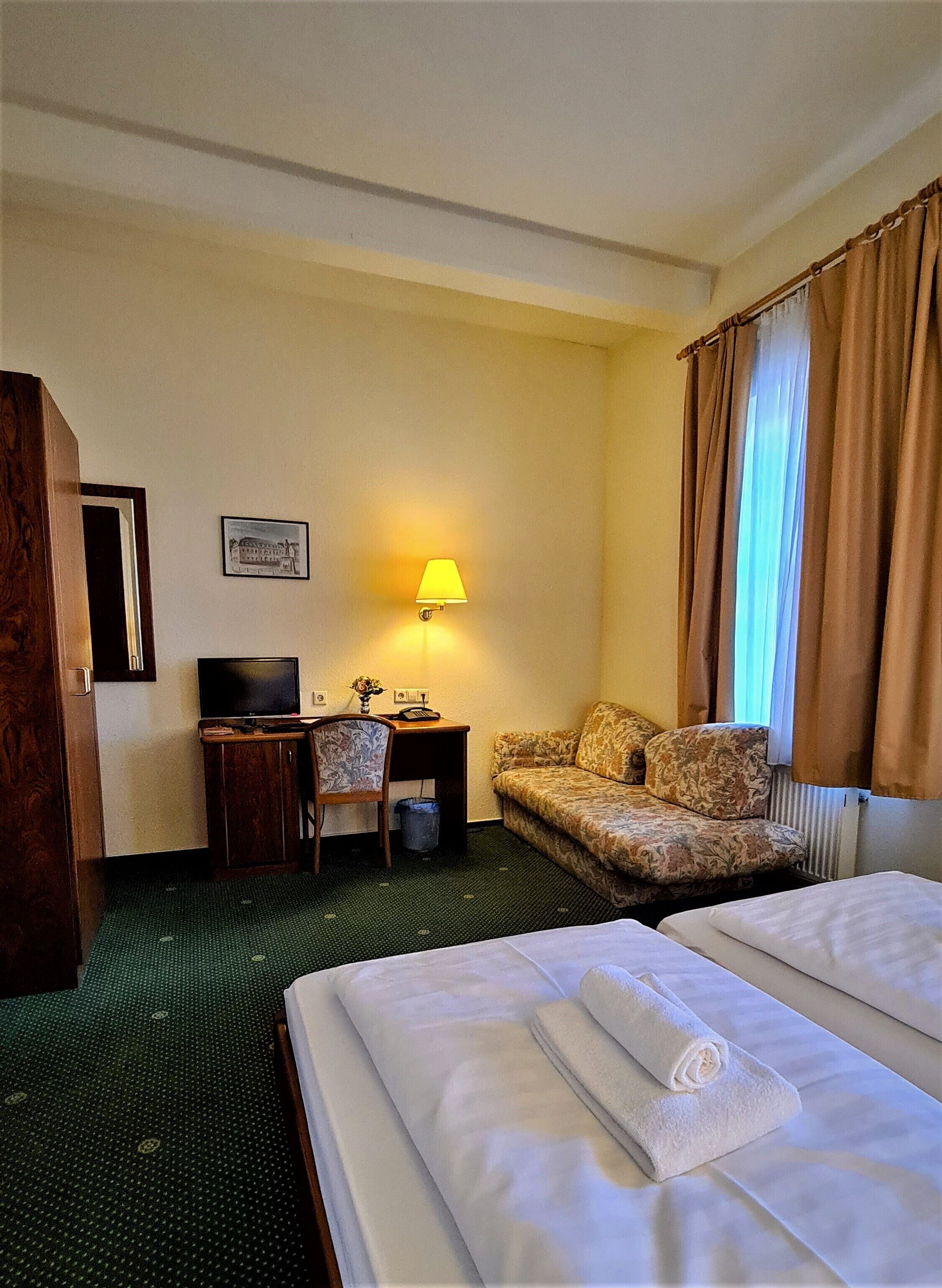 Quarto casal empresarial | Individualmente decorados, escrivaninha, ferros/tábuas de passar roupa