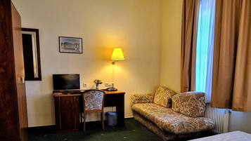 Decoración personalizada, escritorio y tabla de planchar con plancha