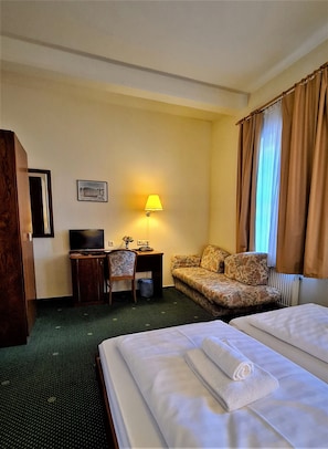 Kahden hengen businesshuone | Yksilöllisesti sisustettu, työpöytä, silitysrauta/-lauta, ilmainen Wi-Fi