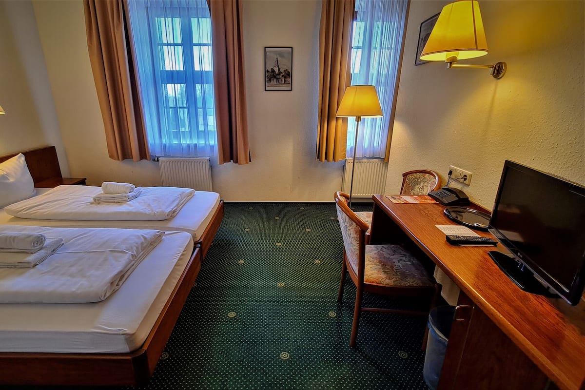 Basic-Doppelzimmer | Individuell dekoriert, Schreibtisch, Bügeleisen/Bügelbrett