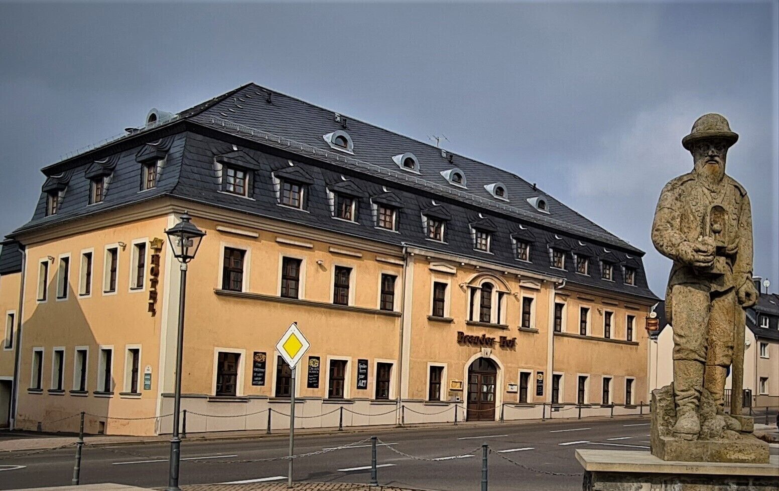 Ein historisches Gebäude mit einem Schild, auf dem 