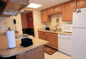 Een koelkast, een microgolfoven, een oven, een vaatwasser