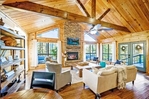 Smart TV, caminetto, tavolo da calcetto, libri