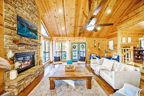 Smart TV, caminetto, tavolo da calcetto, libri