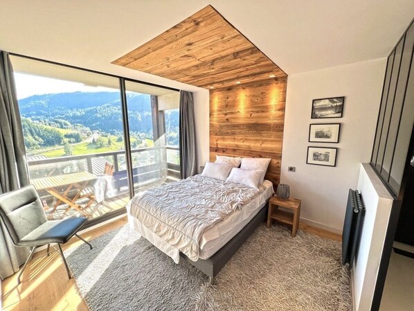 4 chambres, coffre-fort, bureau, fer et planche à repasser