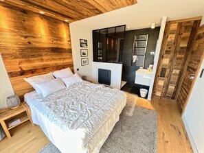 4 bedrooms, in-room safe, desk, iron/ironing board