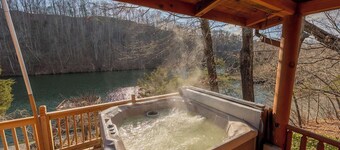 Spacious Waterfront Cabin on Claytor Lake