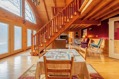 Spacious Waterfront Cabin on Claytor Lake