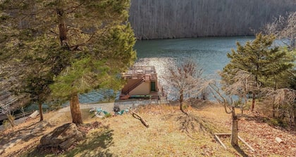 Spacious Waterfront Cabin on Claytor Lake