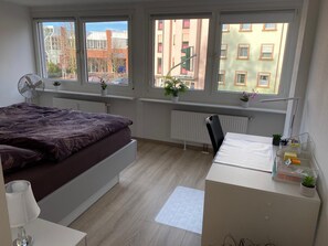 2 Schlafzimmer, Zimmersafe, Schreibtisch, Bügeleisen/Bügelbrett
