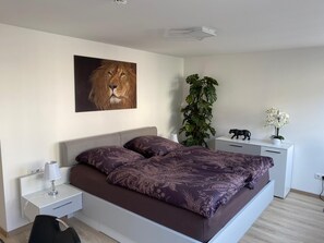 2 bedrooms, in-room safe, desk, iron/ironing board