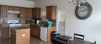 KING SUITE COZY 3 BEDROOM 3 BATHROOM HOME near IAH|DOWNTOWN!