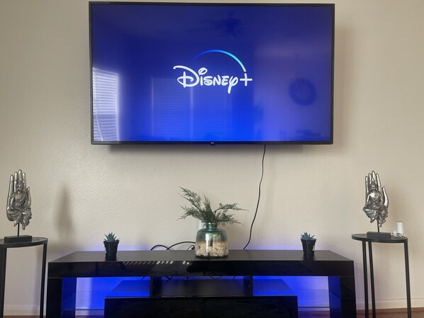 Interior - KING SUITE COZY 3 BEDROOM 3 BATHROOM HOME near IAH|DOWNTOWN! (Houston)