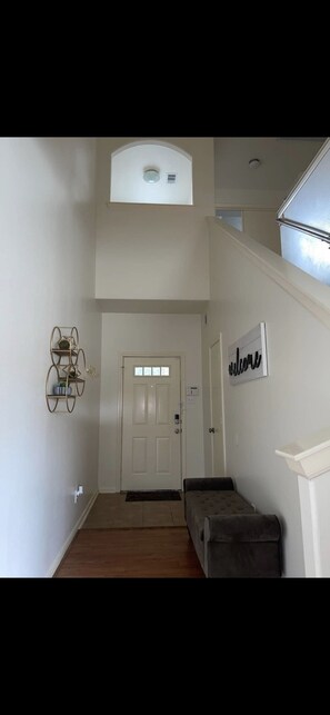 Interior - KING SUITE COZY 3 BEDROOM 3 BATHROOM HOME near IAH|DOWNTOWN! (Houston)